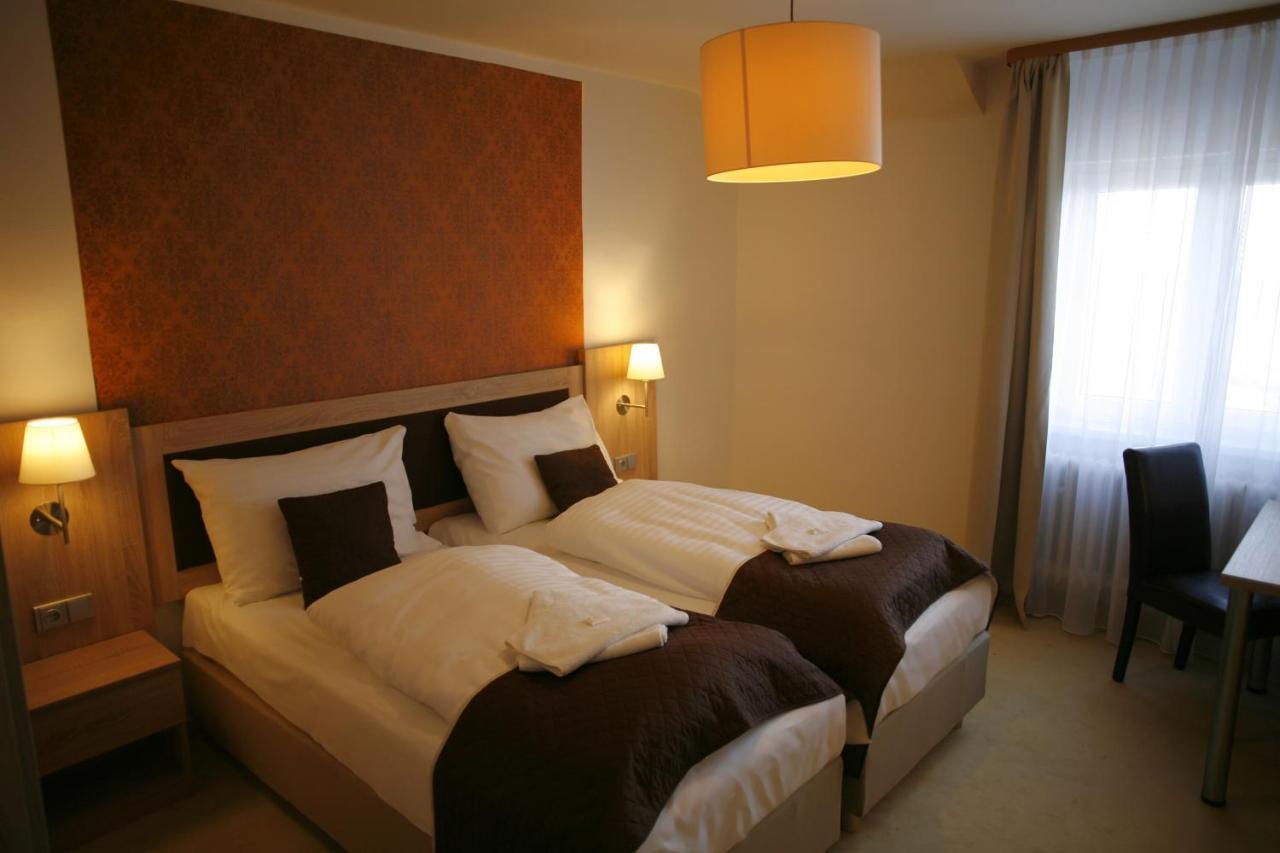 Hotel Pod Vlekem Лоучна-под-Клиновцем Экстерьер фото