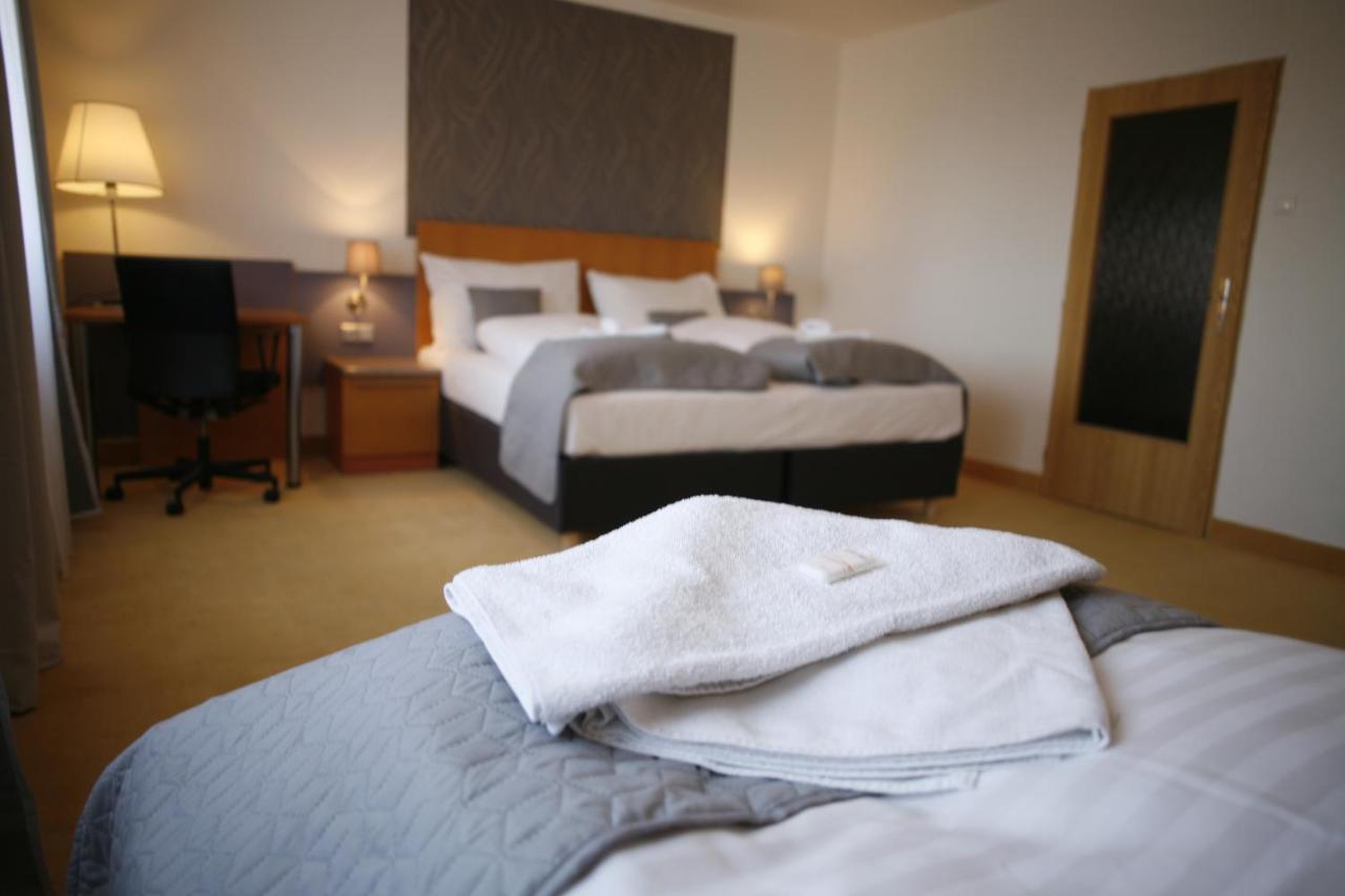 Hotel Pod Vlekem Лоучна-под-Клиновцем Экстерьер фото