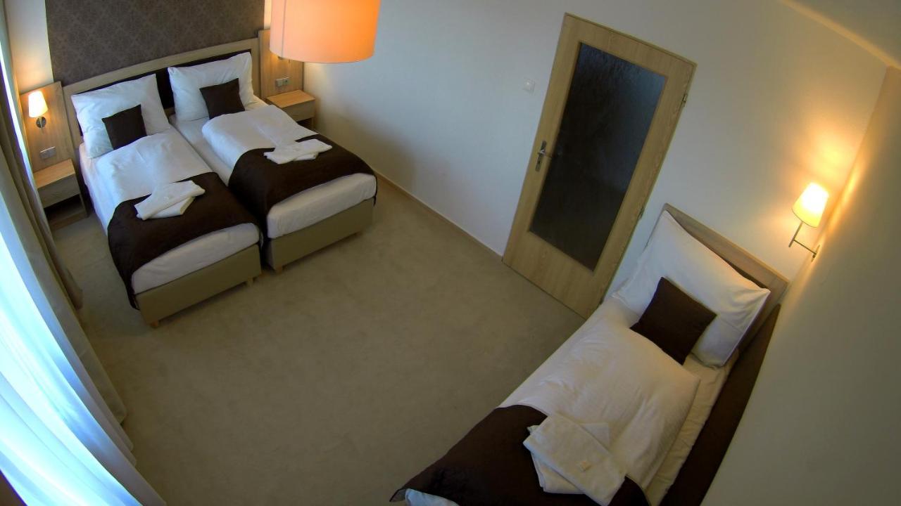 Hotel Pod Vlekem Лоучна-под-Клиновцем Экстерьер фото