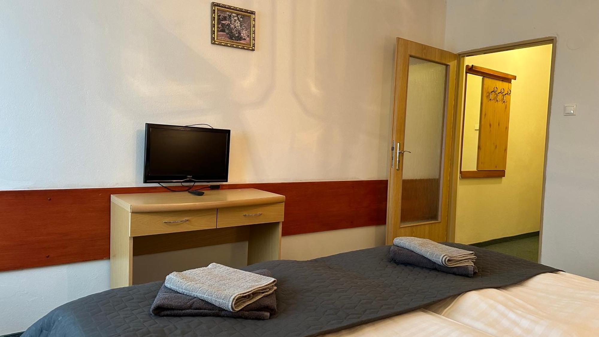 Hotel Pod Vlekem Лоучна-под-Клиновцем Экстерьер фото