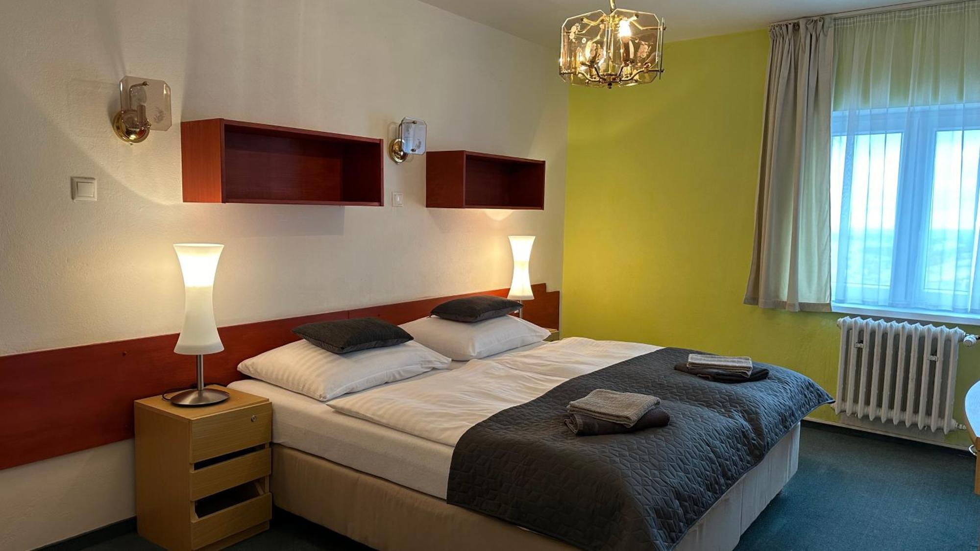 Hotel Pod Vlekem Лоучна-под-Клиновцем Экстерьер фото