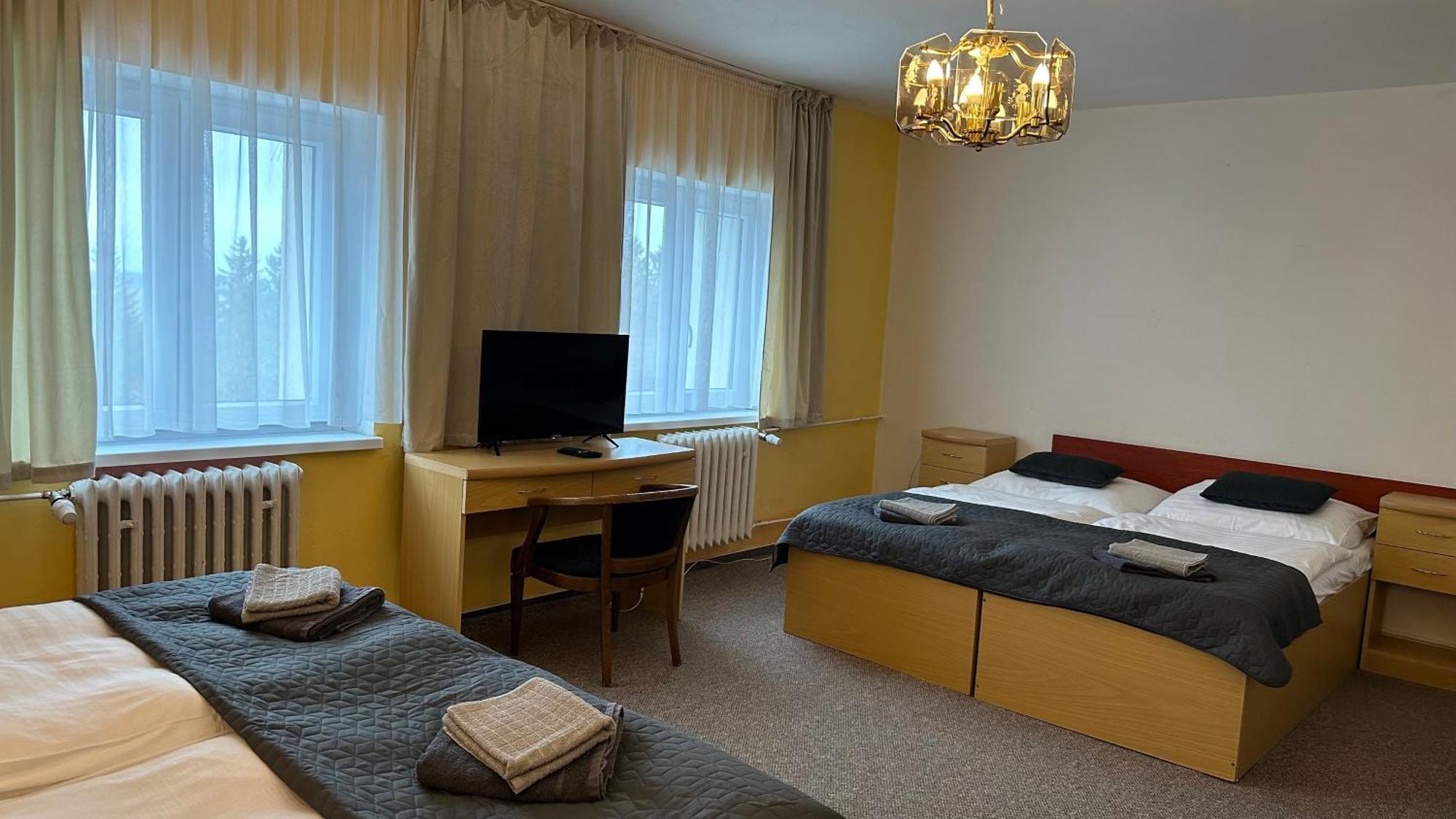 Hotel Pod Vlekem Лоучна-под-Клиновцем Экстерьер фото