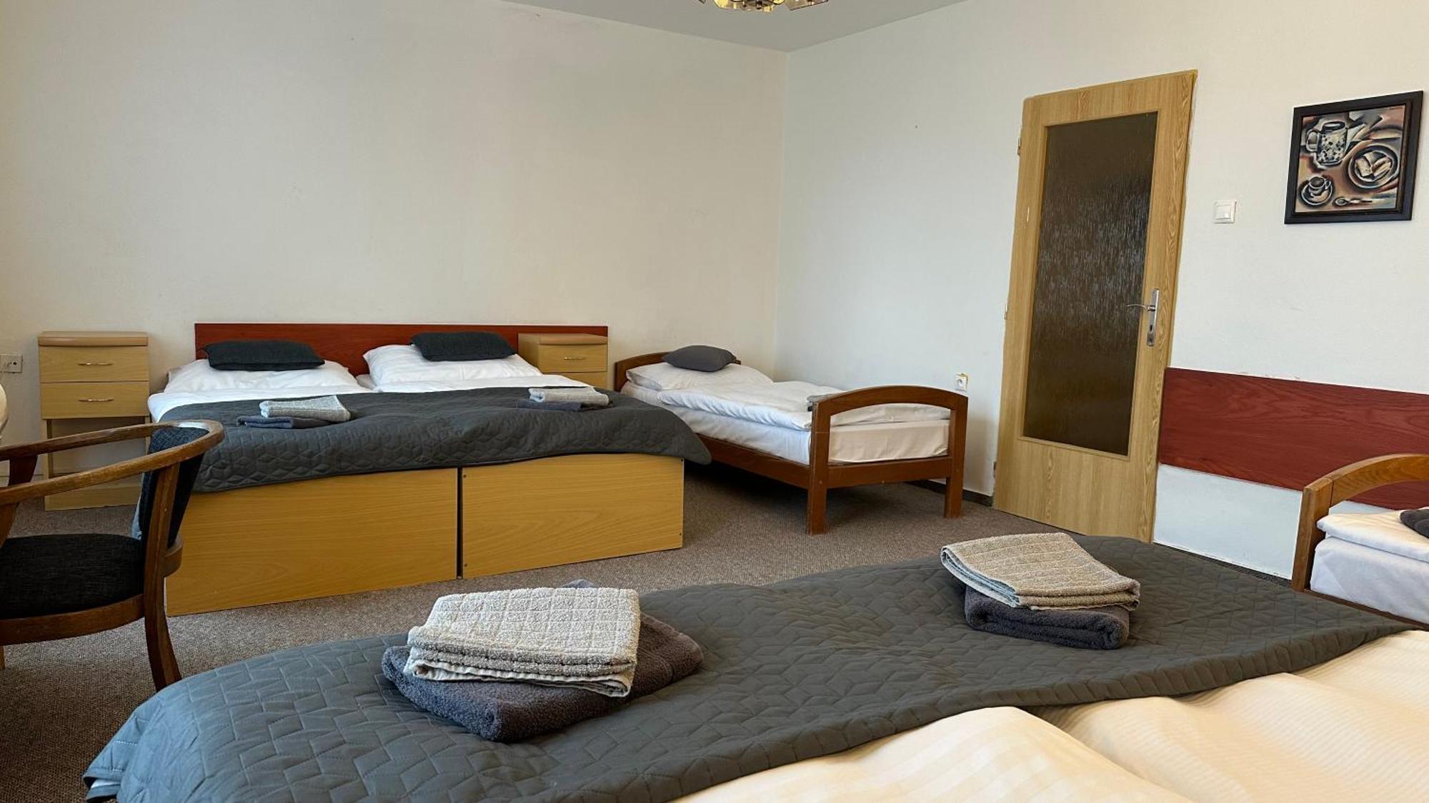 Hotel Pod Vlekem Лоучна-под-Клиновцем Экстерьер фото