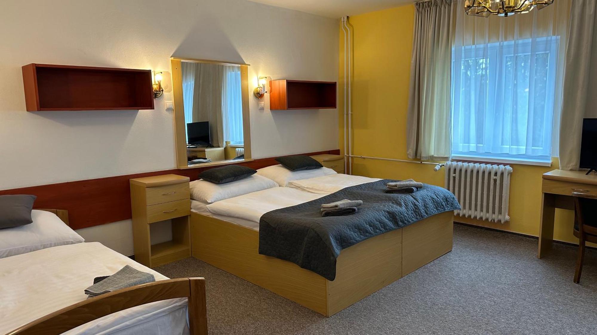 Hotel Pod Vlekem Лоучна-под-Клиновцем Экстерьер фото