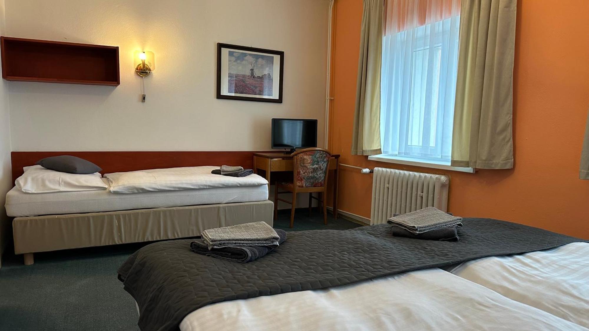 Hotel Pod Vlekem Лоучна-под-Клиновцем Экстерьер фото