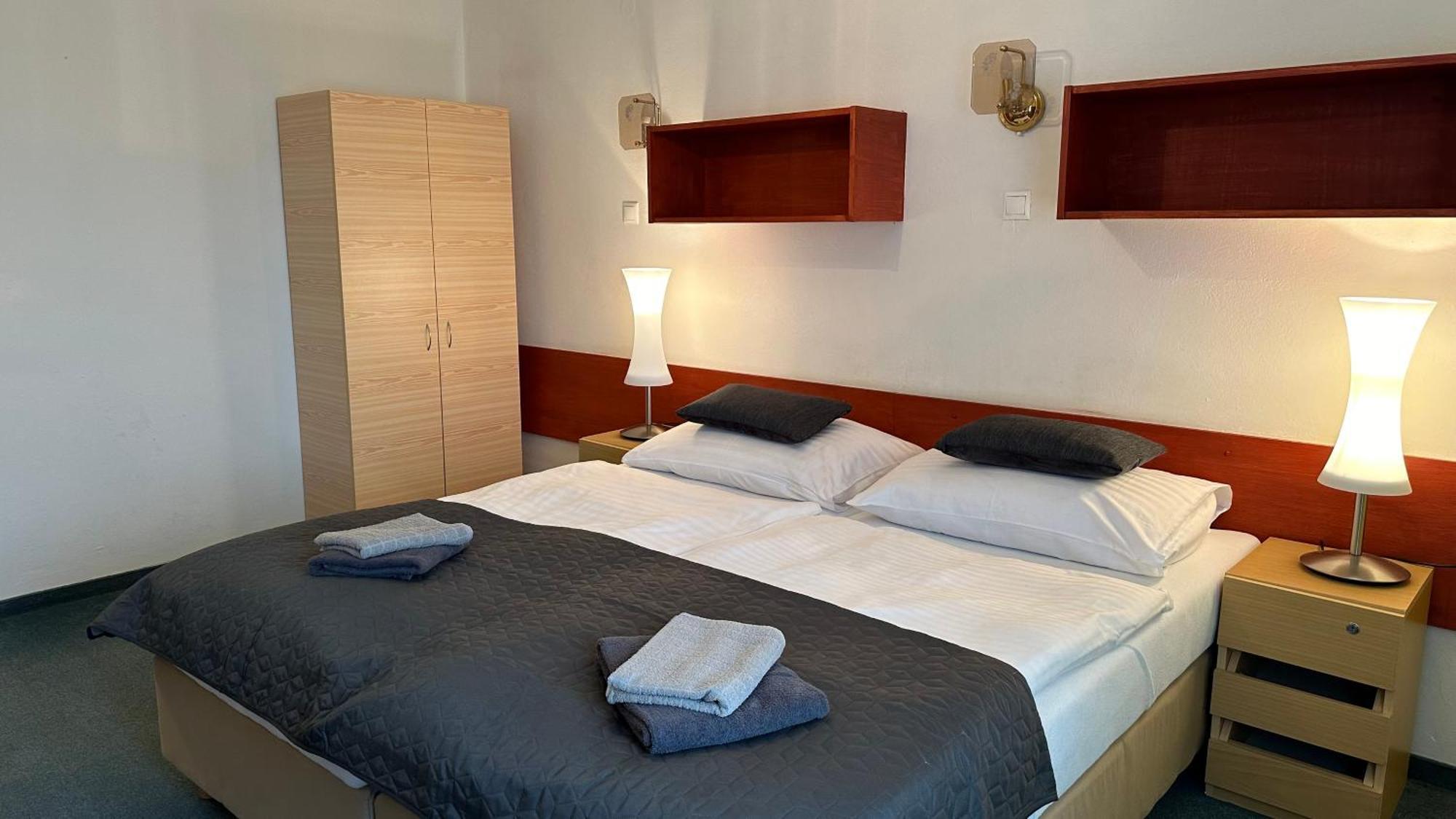 Hotel Pod Vlekem Лоучна-под-Клиновцем Экстерьер фото